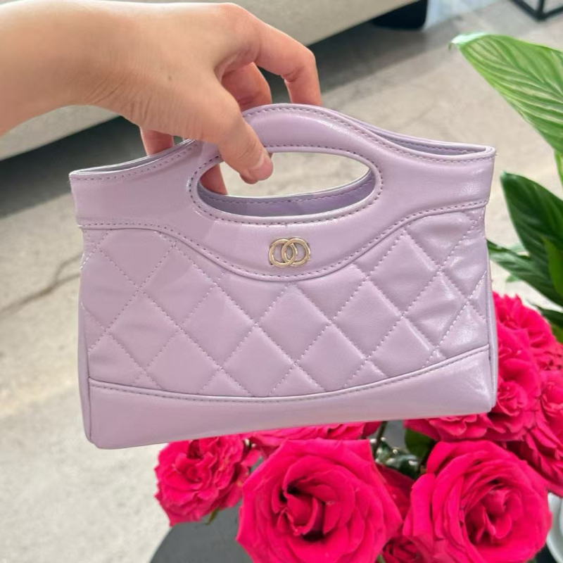 Unisex kožna crossbody torba cilindričnog oblika, zatvaranje preklopom, platnena podstava, unutarnja džep sa zipom