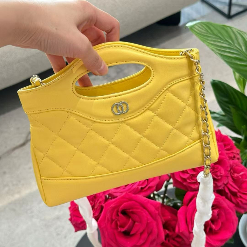 Unisex kožna crossbody torba cilindričnog oblika, zatvaranje preklopom, platnena podstava, unutarnja džep sa zipom