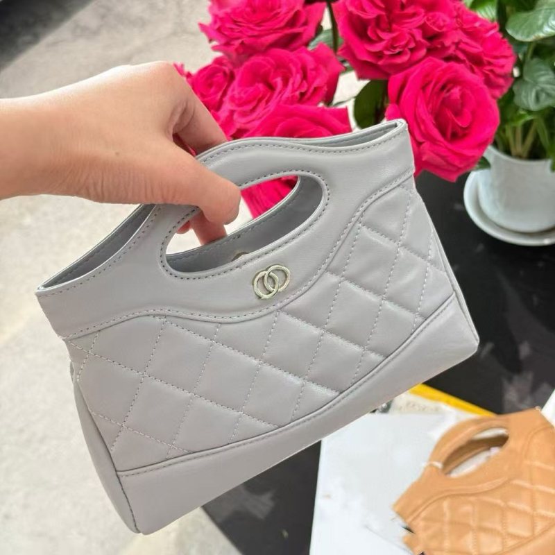 Unisex kožna crossbody torba cilindričnog oblika, zatvaranje preklopom, platnena podstava, unutarnja džep sa zipom