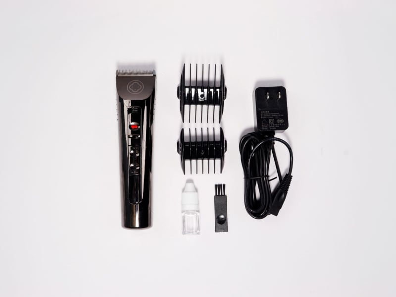 Ake Mei 976 professzionális haja vágó, titánium ötvözetű vágófej, kefés motor, beépített akkumulátor 2000–4000 mAh, üzemidő 3–6 óra, vízálló ház, részben öblíthető tisztítás