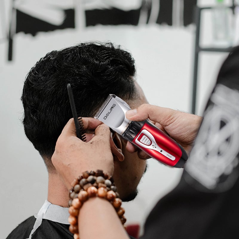 Daling JC-0817 újratölthető elektromos hajvágó – rozsdamentes acél vágófej, levehető tisztítófej, alkalmas felnőtteknek és gyerekeknek.