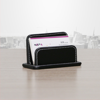 Kožený držiak na vizitky Pete Treasure — geometrický jednovrstvový dizajn, tlačené logo, možnosť personalizácie