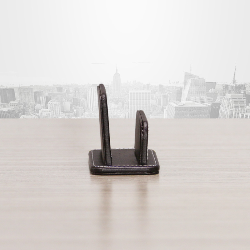 Suport pentru carduri de vizită din piele Pete Treasure — design geometric, un singur strat, logo imprimat, posibilitate de personalizare