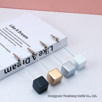 Prispôsobiteľný štvorcový držiak na poznámky z živice s klipom v tvare krokodílej úst pre fotografie, vizitky a správy