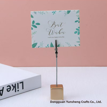 Prispôsobiteľný štvorcový držiak na poznámky z živice s klipom v tvare krokodílej úst pre fotografie, vizitky a správy