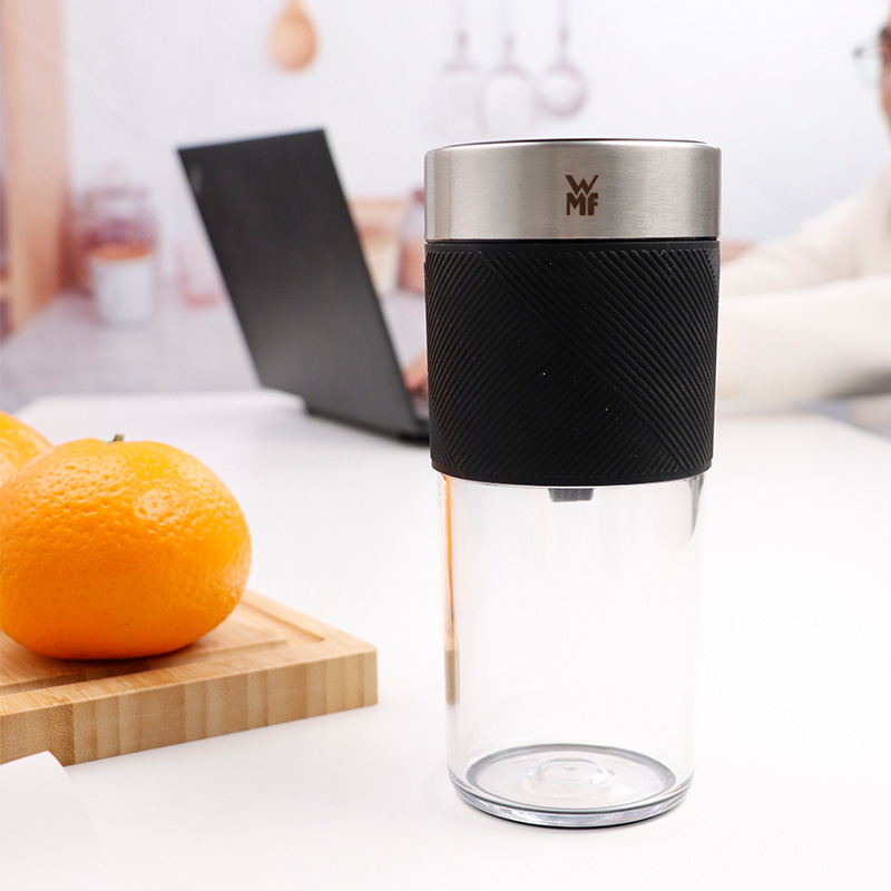 Prijenosni WMF sokovnik – njemački dizajn, motor 50W, kapacitet 400 ml, brzina 20001–22000 rpm, unutarnji spremnik od PC plastike
