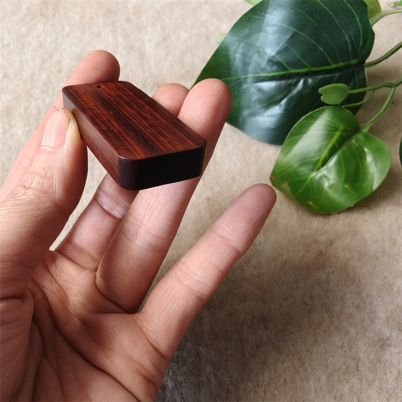Privjesak od indonezijskog malolistog ružinog drveta, klasičan stil, Tonghui Mahogany marka