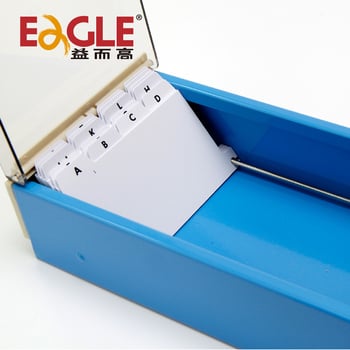 Cutie pentru cărți de vizită 818m - Plastic transparent, Design geometric monocameral, Include cărți index, Capacitate 600 de bucăți