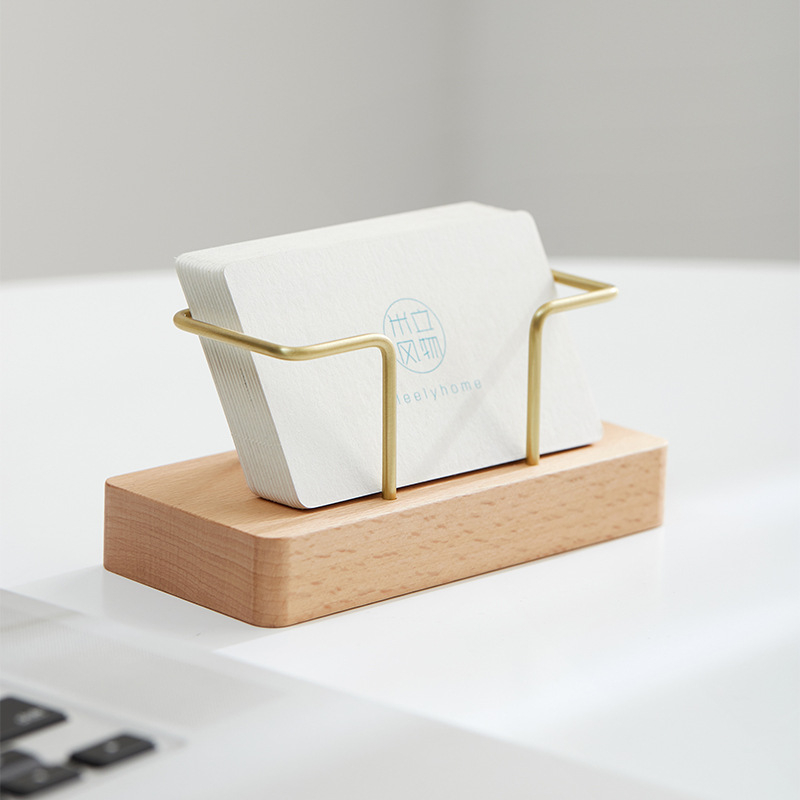 Mountain držač vizitki – drvo crnog oraščića i bukovo drvo, jednostruki sloj, geometrijski dizajn.