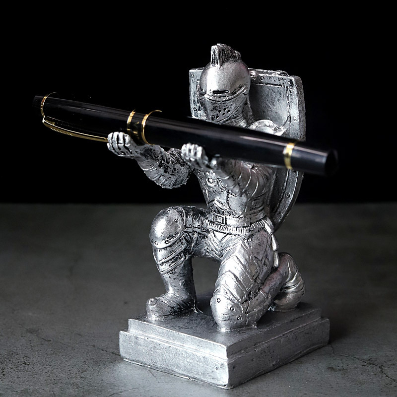 Suport pentru pix — Cavaler în armură, ornament de birou, suvenir de absolvire (Material: rășină; Model: Sf-pen holder; Marcă: Ordinary; Imprimare siglă: Da)
