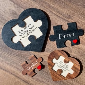 Drvena puzzle pločica sa srcem – dekor za dom, dar za Valentinovo ili godišnjicu