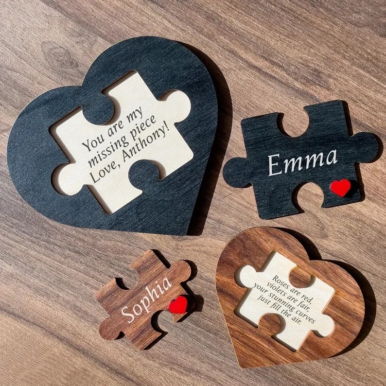 Drvena puzzle pločica sa srcem – dekor za dom, dar za Valentinovo ili godišnjicu