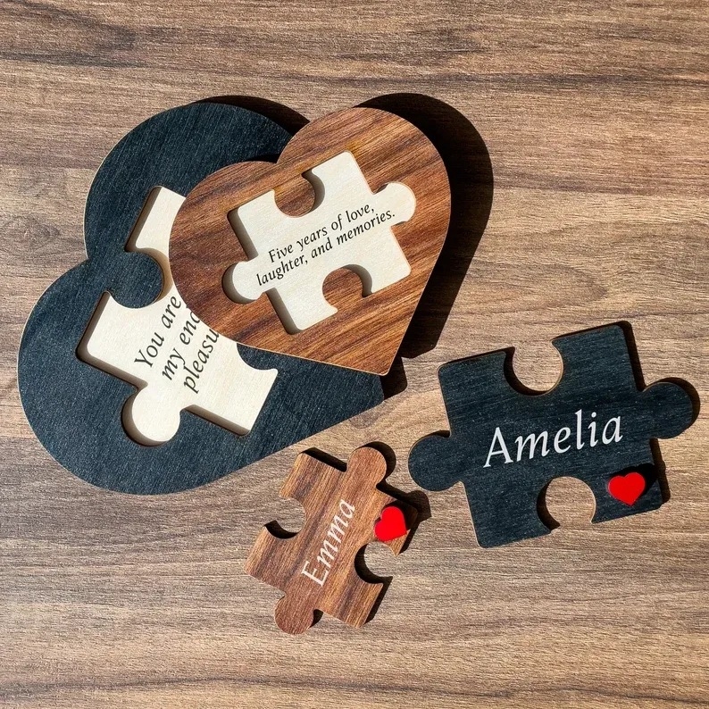 Drvena puzzle pločica sa srcem – dekor za dom, dar za Valentinovo ili godišnjicu