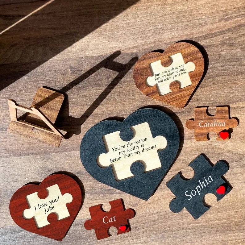 Drvena puzzle pločica sa srcem – dekor za dom, dar za Valentinovo ili godišnjicu