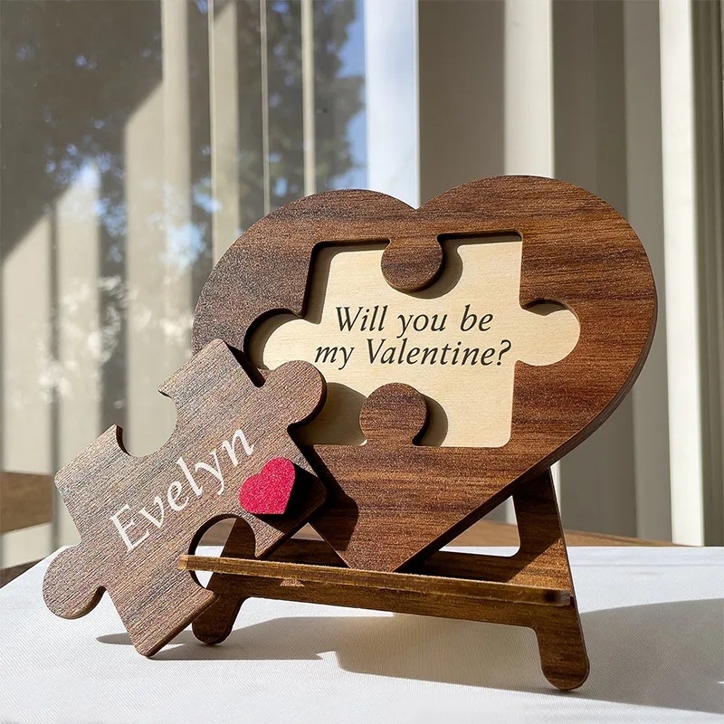 Drvena puzzle pločica sa srcem – dekor za dom, dar za Valentinovo ili godišnjicu
