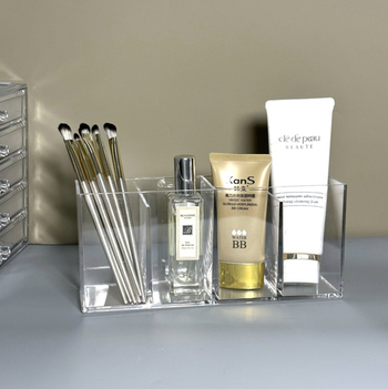 Akril négyrekeszes asztali tároló doboz, modell 8032-1, 18 literes kapacitással, kozmetikai és irodai kellékekhez.