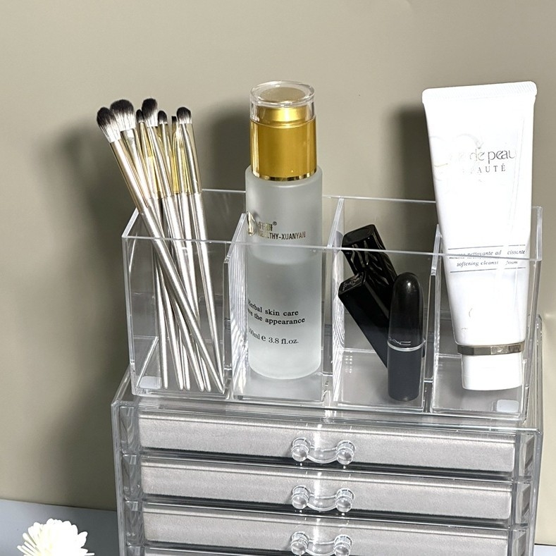 Akril négyrekeszes asztali tároló doboz, modell 8032-1, 18 literes kapacitással, kozmetikai és irodai kellékekhez.