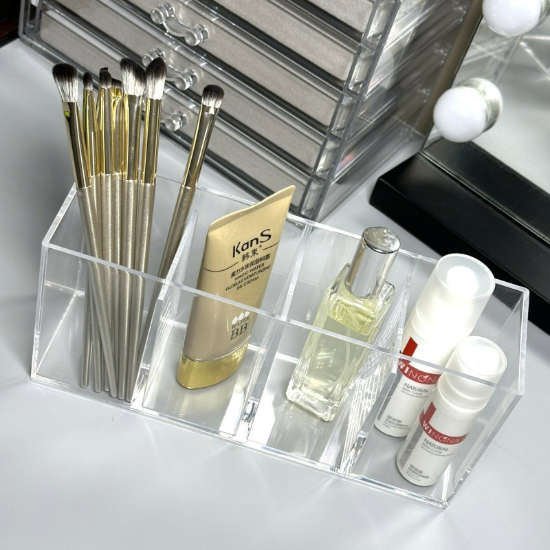 Akril négyrekeszes asztali tároló doboz, modell 8032-1, 18 literes kapacitással, kozmetikai és irodai kellékekhez.