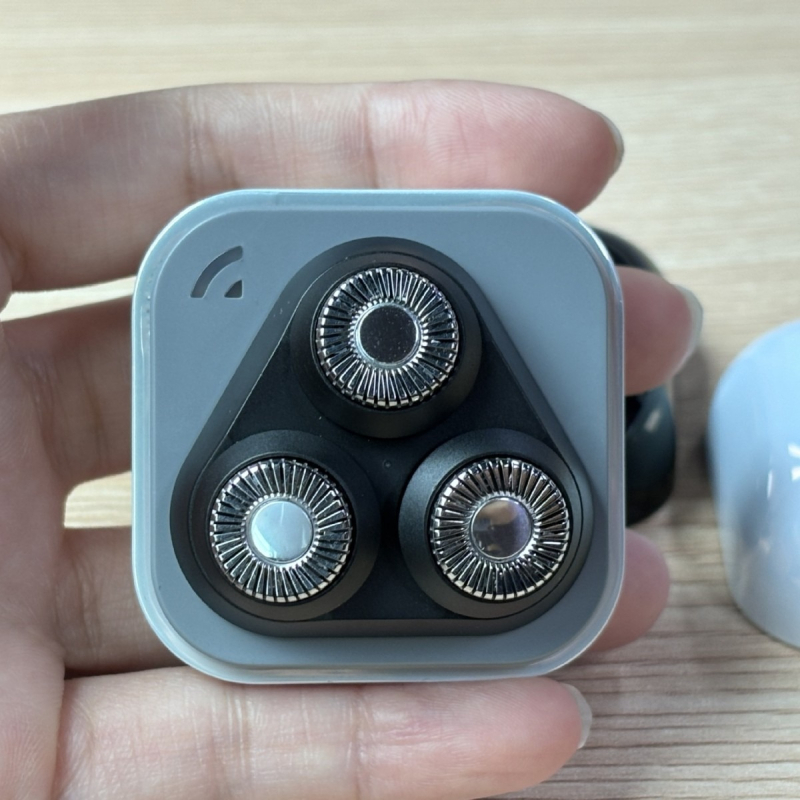 Električni brijač s rotirajućom glavom od 3 oštrice, IPX7 vodootporan, ugrađena baterija 300–500 mAh, 80 minuta rada, brushless motor