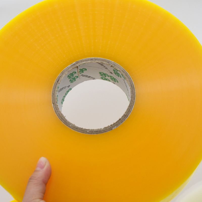 Átlátszó kartondoboz-záró szalag automata csomagológépekhez, 50U vastagság, BOPP film, víz alapú nyomásérzékeny ragasztó, magas viszkozitás, szerszámmal történő tépés