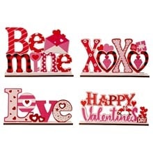 Decor de masă din lemn pentru Ziua Îndrăgostiților — litere în formă de inimă