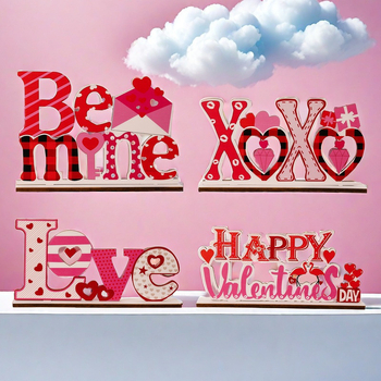 Decor de masă din lemn pentru Ziua Îndrăgostiților — litere în formă de inimă