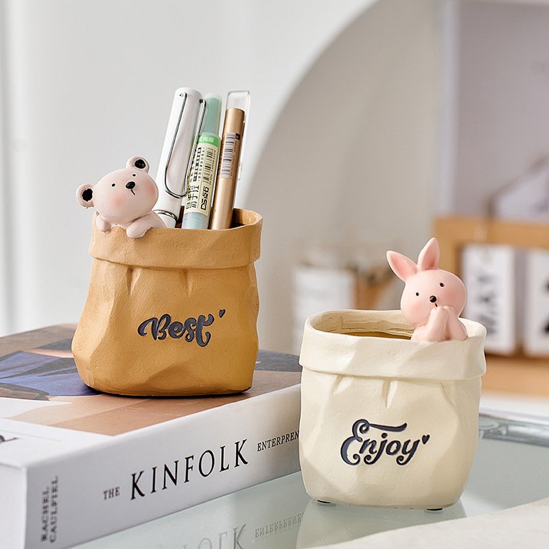 Držač olovaka u obliku medvijeda – dekorativni stolni ukras, od smole i željeza, Značka: To the Cabinet, Model SHCF1210081