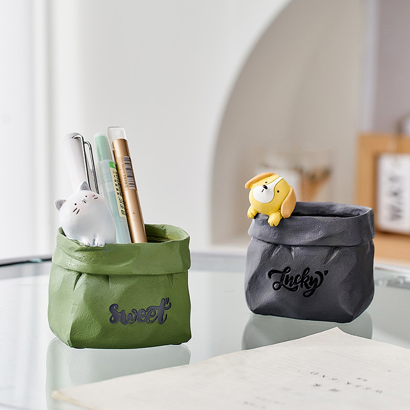 Držač olovaka u obliku medvijeda – dekorativni stolni ukras, od smole i željeza, Značka: To the Cabinet, Model SHCF1210081