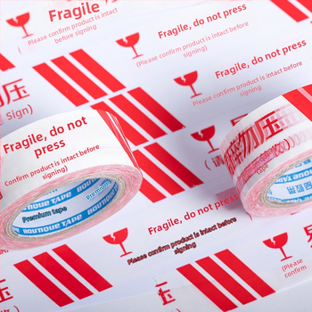 Páska s varovným označením Fragile, BOPP film, hrúbka 52 µm, lepidlo na báze vody, 1 rolka, určená na uzatváranie a balenie