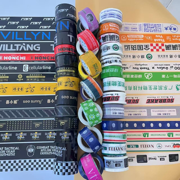 Csomagoló szalag egyedi logóval, átlátszó BOPP fólia, vízbázisú ragasztó, filmvastagság 45–60 μm, erős tapadás, alkalmas zárásra és csomagolásra