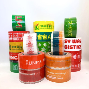 Csomagoló szalag egyedi logóval, átlátszó BOPP fólia, vízbázisú ragasztó, filmvastagság 45–60 μm, erős tapadás, alkalmas zárásra és csomagolásra