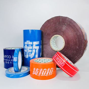 Csomagoló szalag egyedi logóval, átlátszó BOPP fólia, vízbázisú ragasztó, filmvastagság 45–60 μm, erős tapadás, alkalmas zárásra és csomagolásra