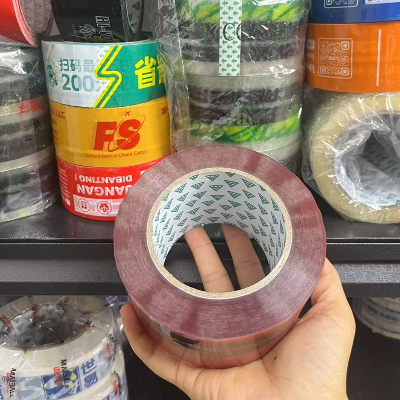 Csomagoló szalag egyedi logóval, átlátszó BOPP fólia, vízbázisú ragasztó, filmvastagság 45–60 μm, erős tapadás, alkalmas zárásra és csomagolásra