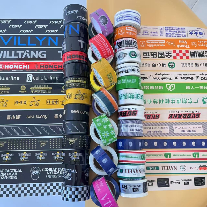 Csomagoló szalag egyedi logóval, átlátszó BOPP fólia, vízbázisú ragasztó, filmvastagság 45–60 μm, erős tapadás, alkalmas zárásra és csomagolásra