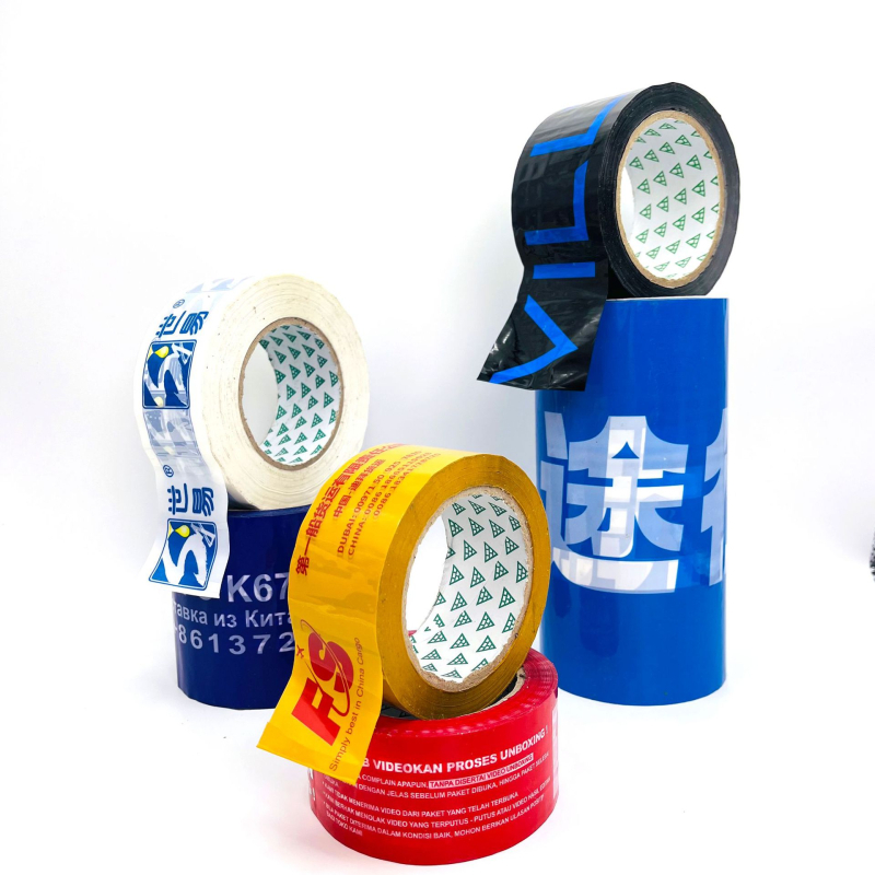 Csomagoló szalag egyedi logóval, átlátszó BOPP fólia, vízbázisú ragasztó, filmvastagság 45–60 μm, erős tapadás, alkalmas zárásra és csomagolásra