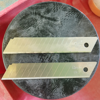 Runji 02 oštrica za kancelarijski nož — Marka: Runji; Model: 02; Uvoz: Ne; Poklon: Ne