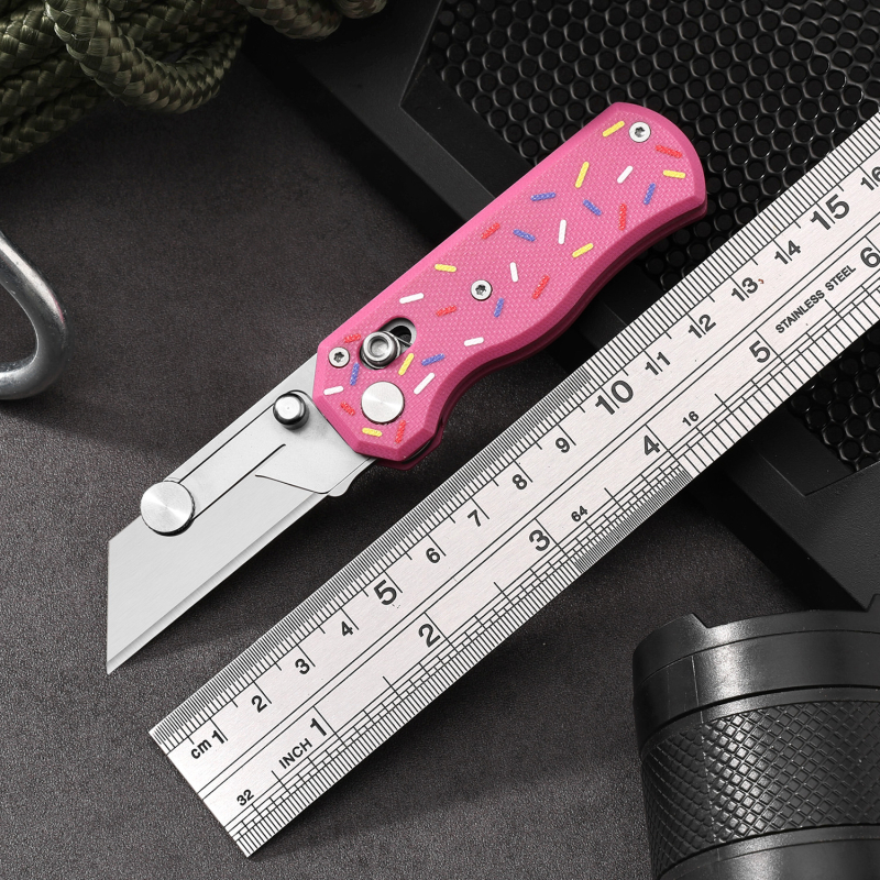 Sklopivi nož s oštricom od visokougljičnog čelika, debljina oštrice 4 mm, model J910, težina 63 g, izlazak 2025