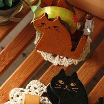 Macska alakú, fa szalagvágó nyomtatott logóval, 65 g, 20 mm széles szalagnak.