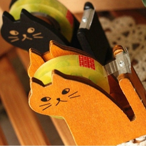 Macska alakú, fa szalagvágó nyomtatott logóval, 65 g, 20 mm széles szalagnak.