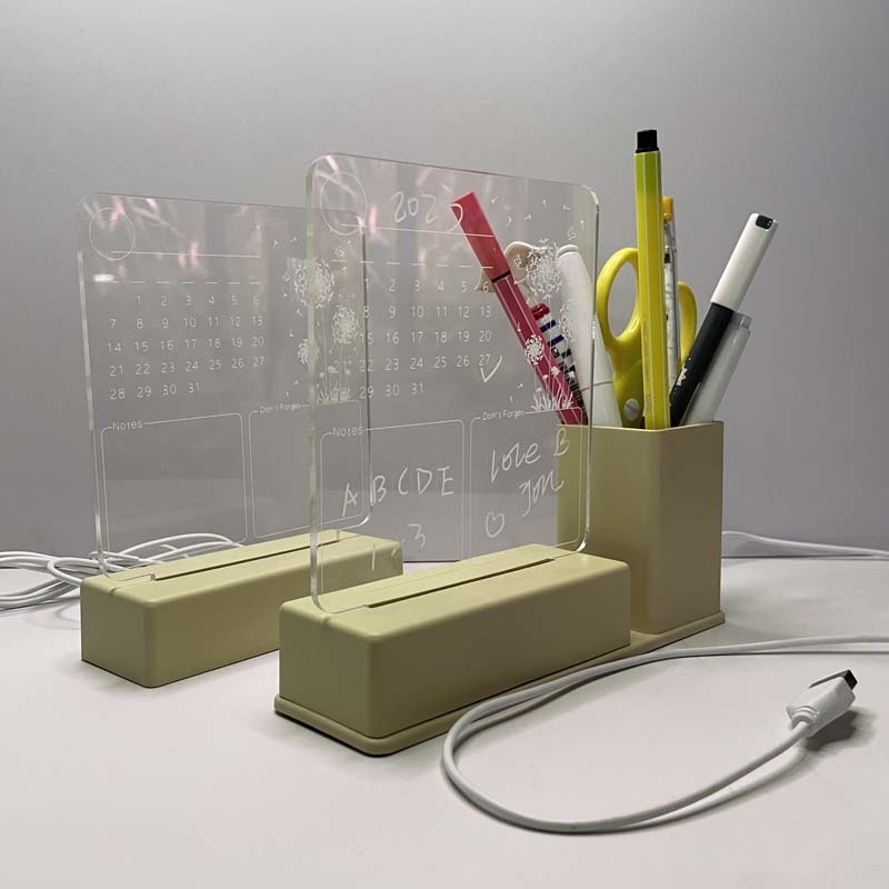 Műanyag négyzet alakú jegyzettábla fénylő naptárral, tolltartóval és törölhető fehér táblával