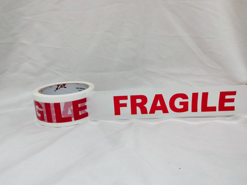 Csomagoló szalag FRAGILE figyelmeztető felirattal, BOPP-film, 45 μm vastagság, víz alapú ragasztó, 66 m hosszú