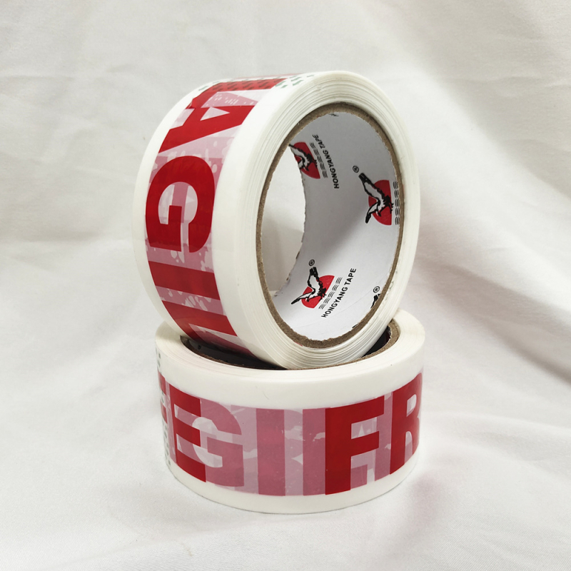 Csomagoló szalag FRAGILE figyelmeztető felirattal, BOPP-film, 45 μm vastagság, víz alapú ragasztó, 66 m hosszú