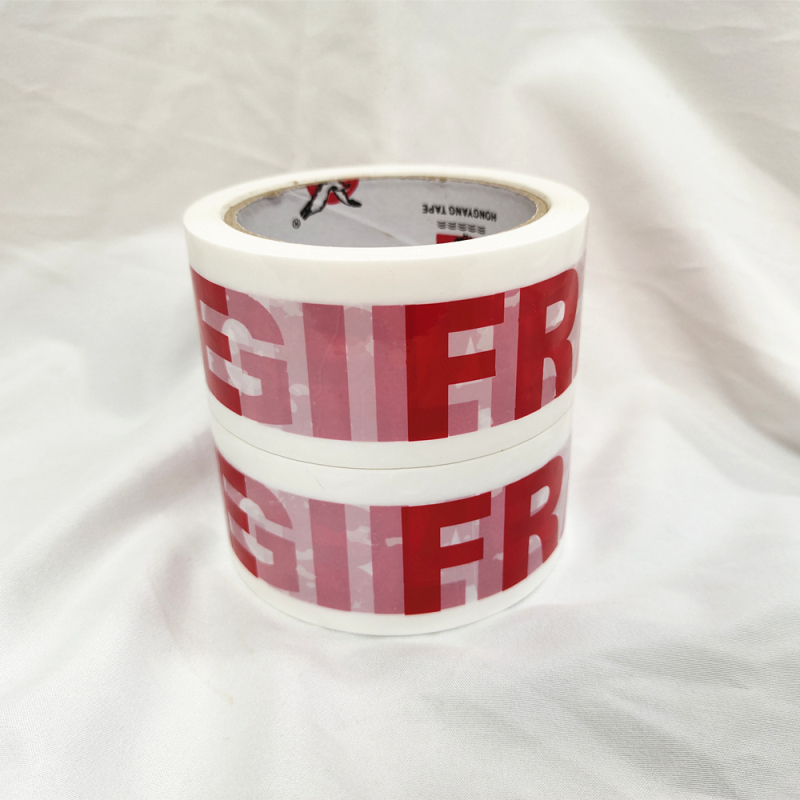 Csomagoló szalag FRAGILE figyelmeztető felirattal, BOPP-film, 45 μm vastagság, víz alapú ragasztó, 66 m hosszú