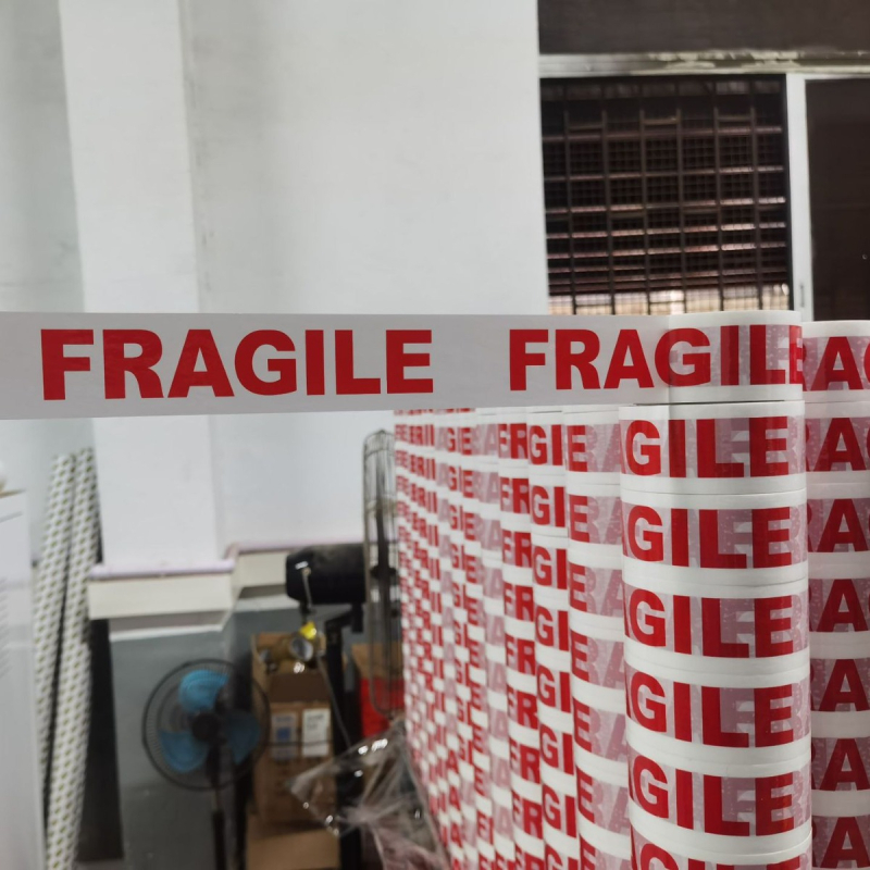 Csomagoló szalag FRAGILE figyelmeztető felirattal, BOPP-film, 45 μm vastagság, víz alapú ragasztó, 66 m hosszú