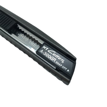 Minden fém fogantyúval rendelkező vágó kés, modell A-300GRP, filmek vágásához; penge 0.38×9×72 mm; teljes hossz 145 mm; nettó tömeg 62 g