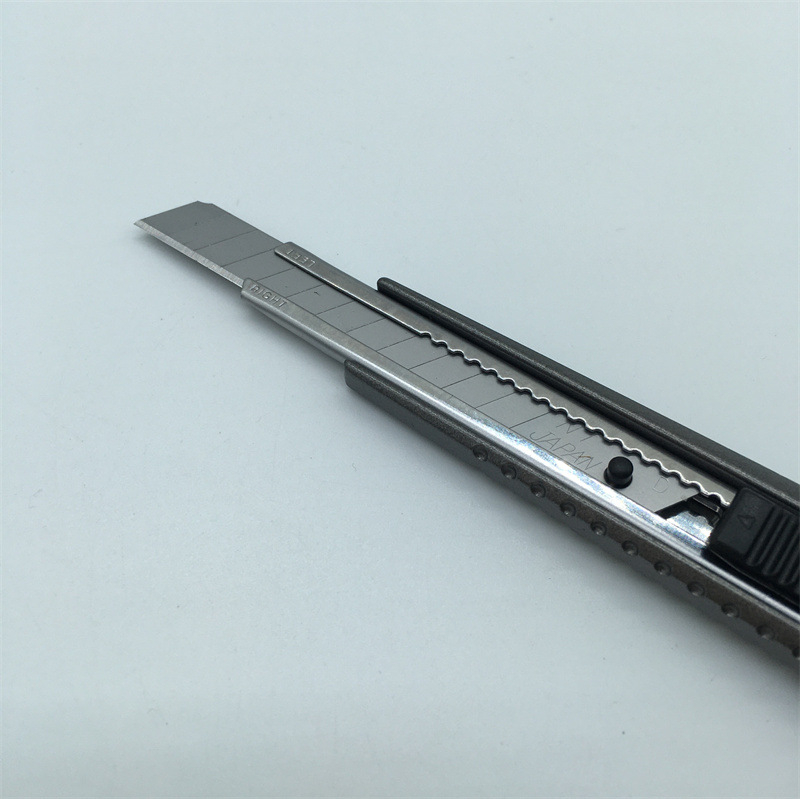 Minden fém fogantyúval rendelkező vágó kés, modell A-300GRP, filmek vágásához; penge 0.38×9×72 mm; teljes hossz 145 mm; nettó tömeg 62 g