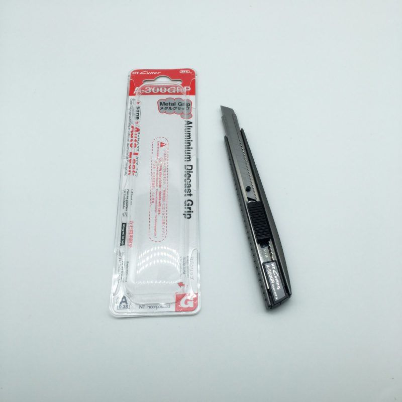 Minden fém fogantyúval rendelkező vágó kés, modell A-300GRP, filmek vágásához; penge 0.38×9×72 mm; teljes hossz 145 mm; nettó tömeg 62 g