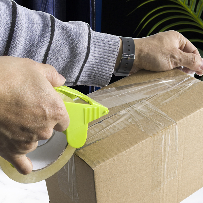 Plasztikus ragasztószalag vágó az e-kereskedelmi csomagoláshoz; logónyomtatás engedélyezett; engedélyezett magánmárkák elérhetők; nem importált; alkalmas csomagoláshoz, logisztikához és kartondobozok zárásához