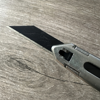 Hand Brand 3006C Ručni nož za kožu — Oštrica 0.4×9×75 mm; Materijali: cink legura, visoko ugljična čelik, ABS plast; Neto težina: 72 g