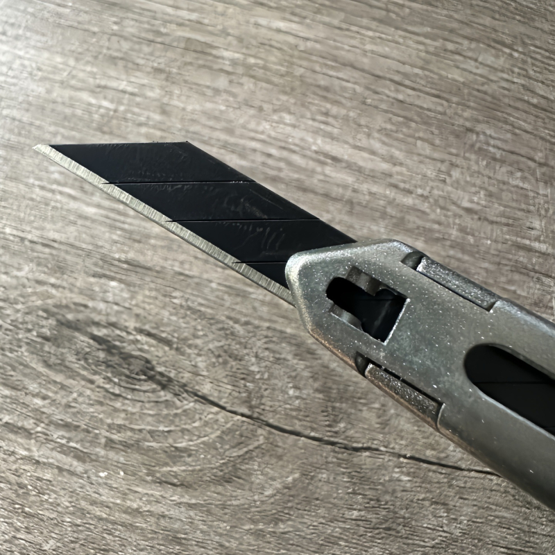 Hand Brand 3006C Ručni nož za kožu — Oštrica 0.4×9×75 mm; Materijali: cink legura, visoko ugljična čelik, ABS plast; Neto težina: 72 g